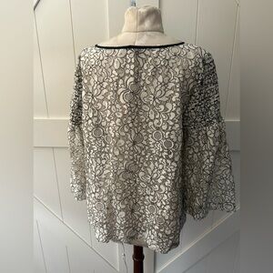 Large lace loft shirt with Bell sleeves